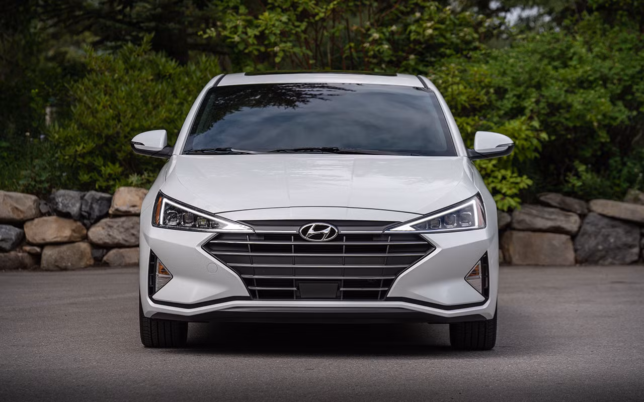 Hyundai Elantra 2019 sẽ bán ra tại Mỹ từ cuối năm nay. Giá bán chưa được công bố. Các đối thủ chính của chiếc sedan cỡ C là Toyota Corolla, Honda Civic, Kia Forte... Hyundai Elantra 2019 sẽ bán ra tại Mỹ từ cuối năm nay. Giá bán chưa được công bố. Các đối thủ chính của chiếc sedan cỡ C là Toyota Corolla, Honda Civic, Kia Forte...