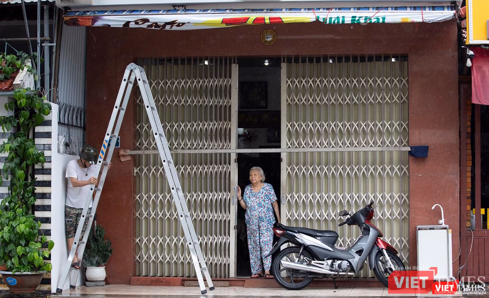 Mẹ già và con trai cùng ứng phó với bão