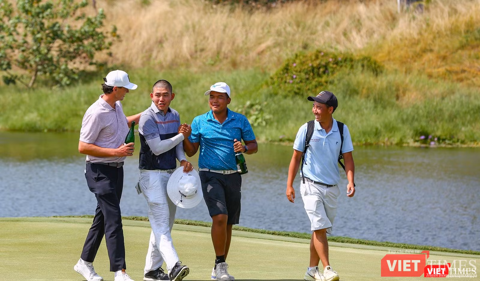 Các golfer tham gia giải đấu chúc mừng chiến thắng của Chen Guxin trên green hố số 18