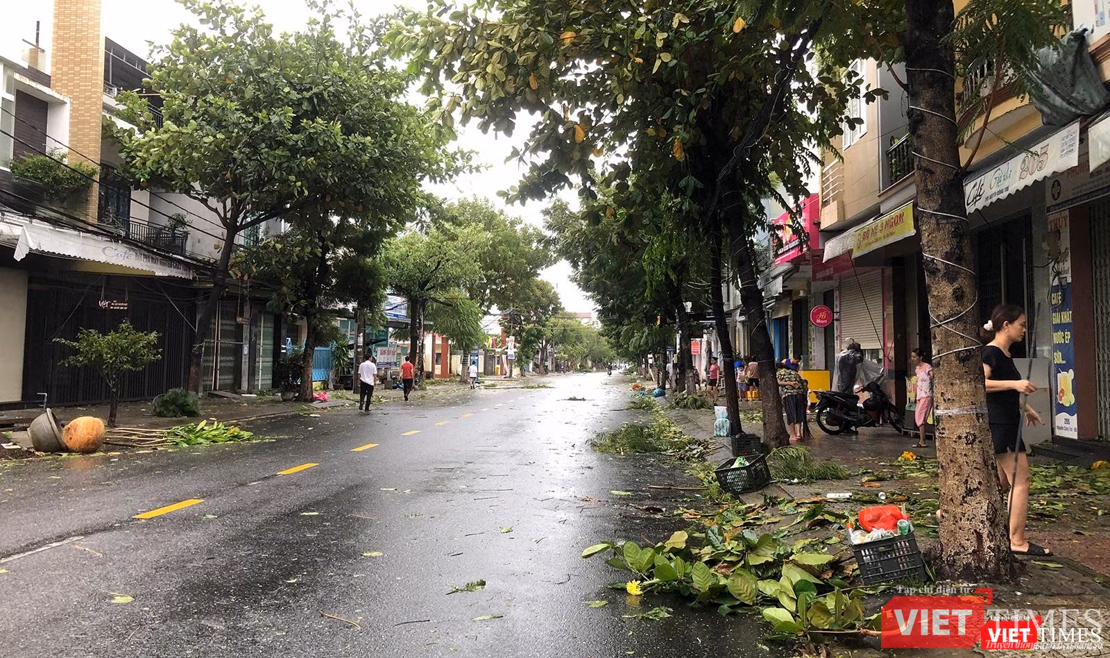 Người dân đã bắt đầu ra đường dọn dẹp