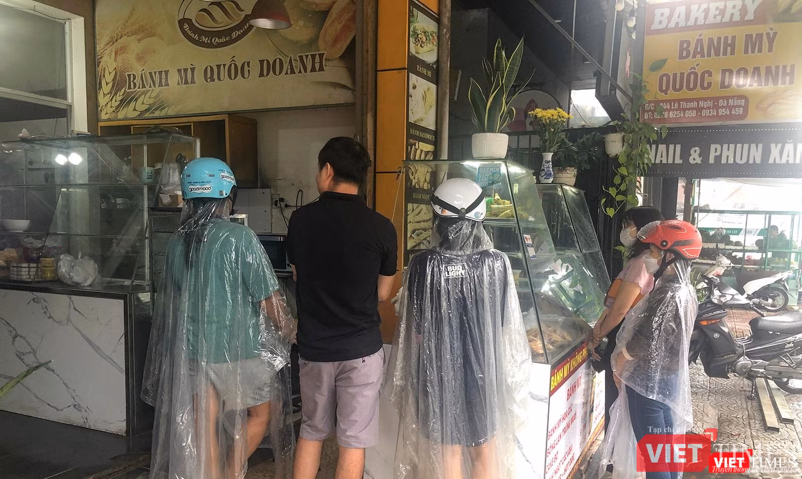 Một diễn biến khác, người dân phải xếp hàng để mua bánh mỳ