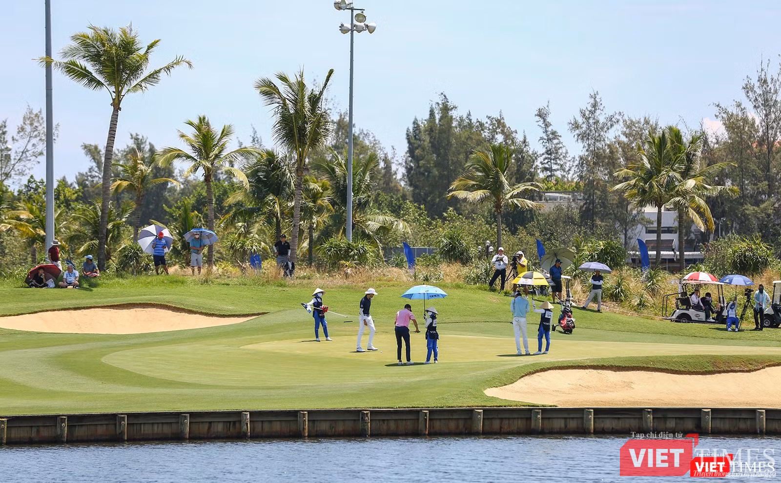 Golfer nỗ lực cống hiến dưới nắng nóng miền Trung Việt Nam