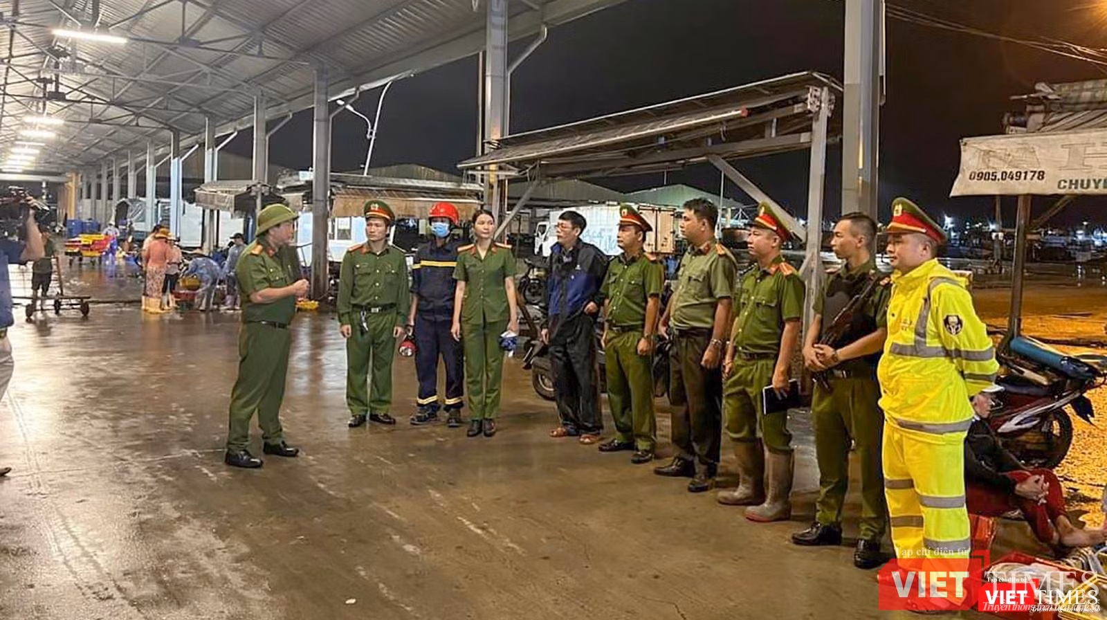 Công an TP Đà Nẵng triển khai lực lượng giúp ngư dân tại âu thuyền Thọ Quang