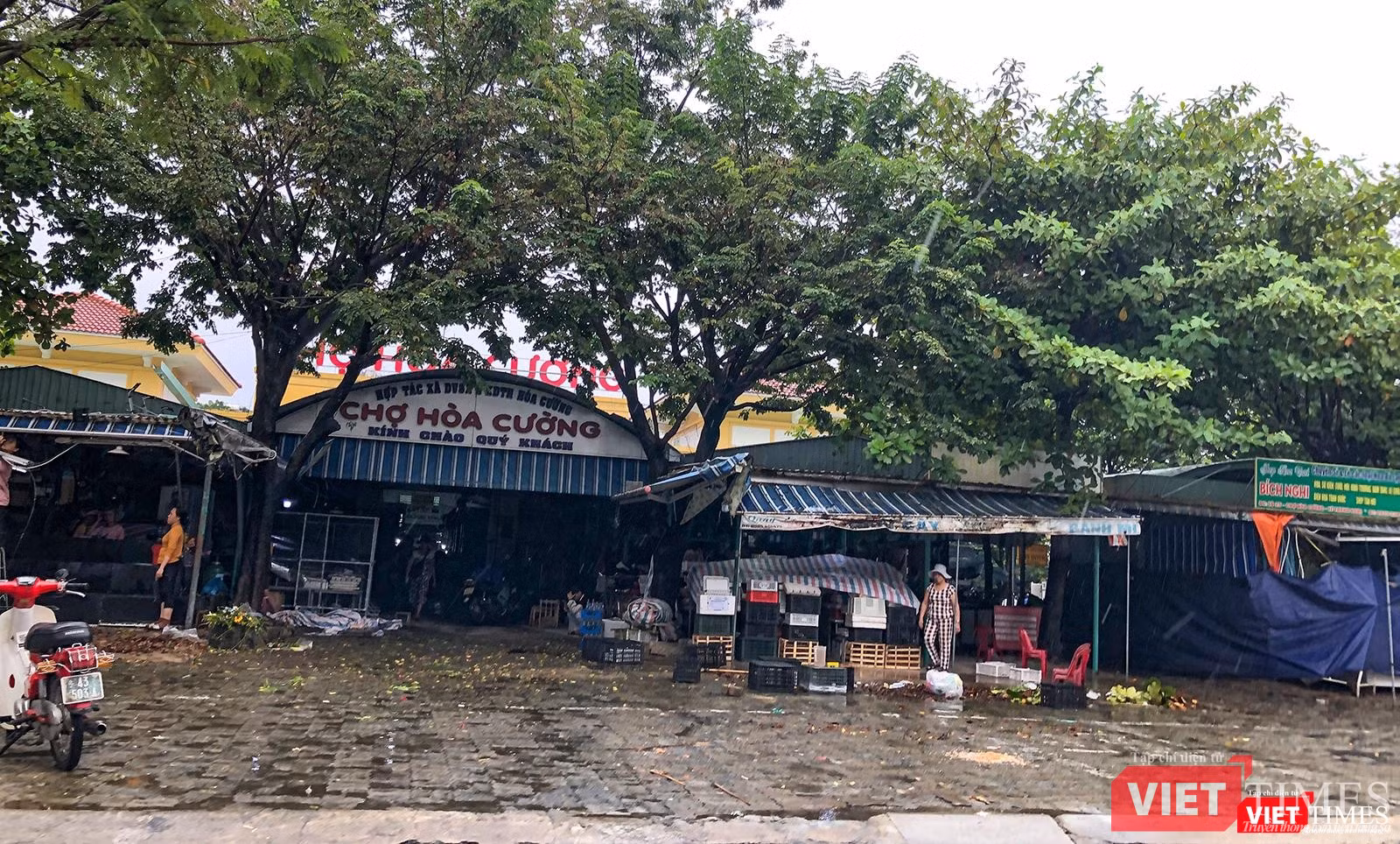 Tiểu thương khẩn trương dọn hàng trước giờ ngưng hoạt động chợ
