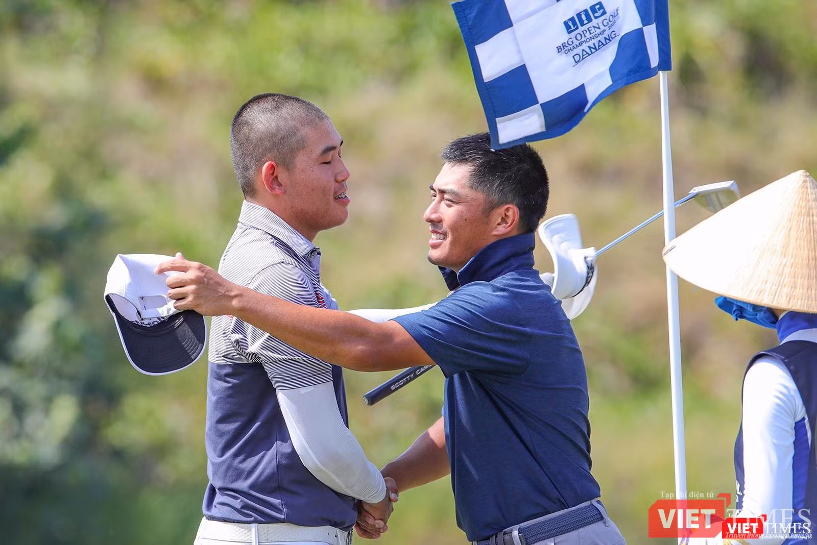 Golfer Lloyd Jefferson Go chúc mừng chiến thắng của Chen Guxin