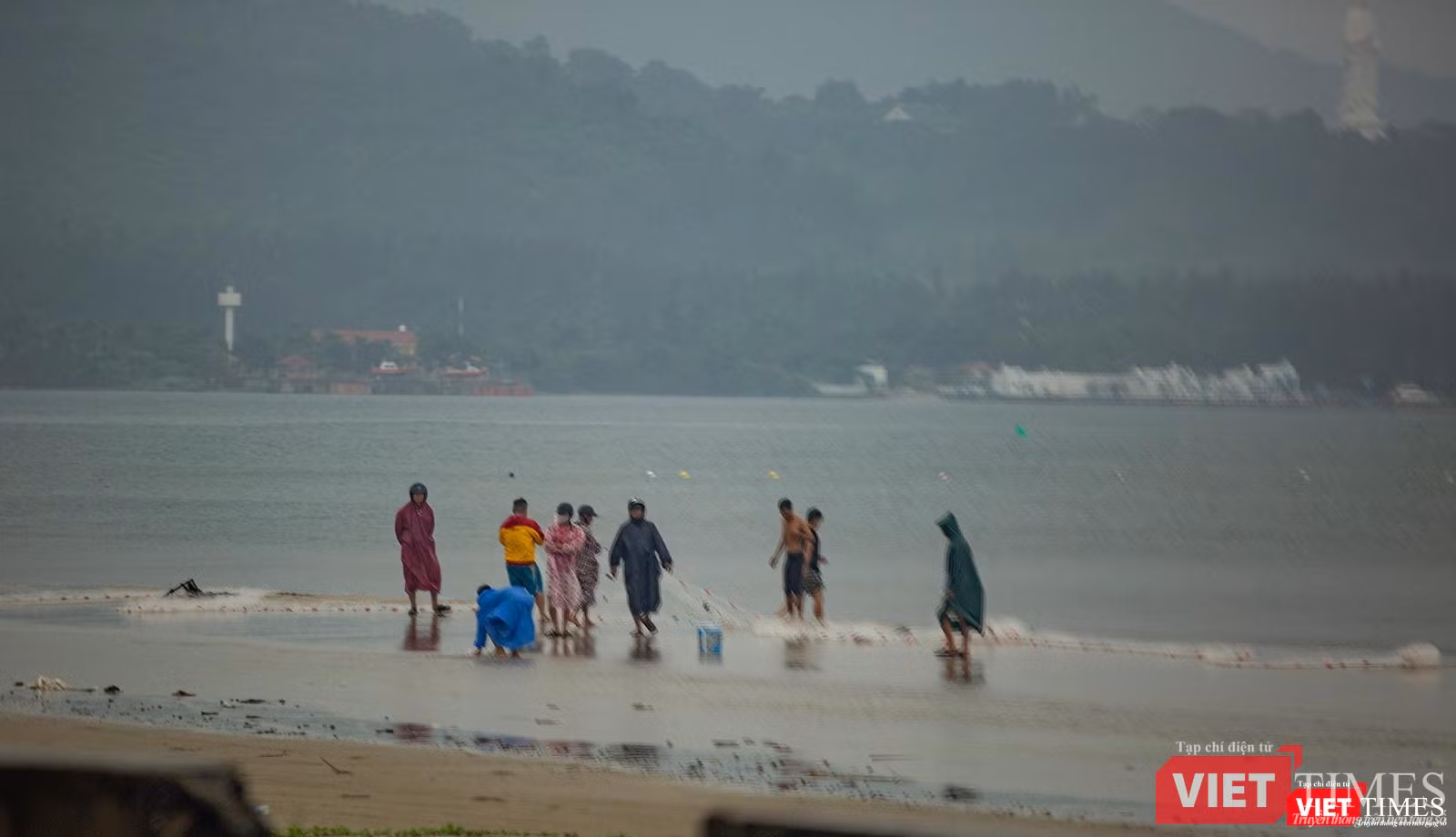 Ngư dân địa phương tranh thủ kéo lưới mưu sinh