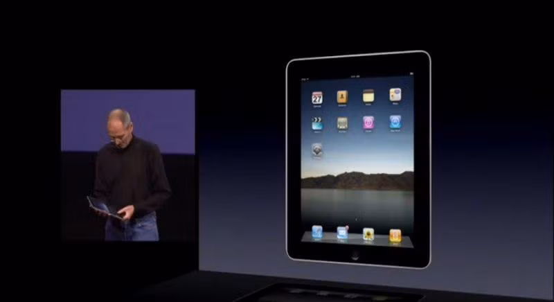 Năm 2010, chiếc iPad thế hệ đầu tiên được Apple bán ra đầu tiên tại Mỹ. Năm 2010, chiếc iPad thế hệ đầu tiên được Apple bán ra đầu tiên tại Mỹ.