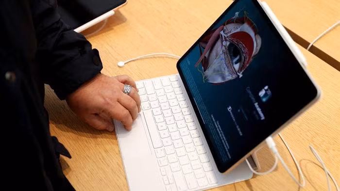 Máy tính bảng iPad Pro kèm bàn phím Magic. Ảnh: Bloomberg Máy tính bảng iPad Pro kèm bàn phím Magic. Ảnh: Bloomberg