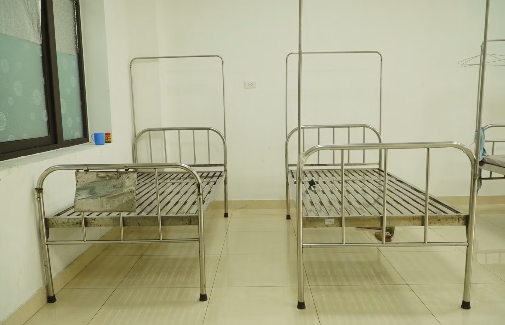 Cận cảnh giường bệnh được đặt trong phòng "bay lắc" của đối tượng Quý