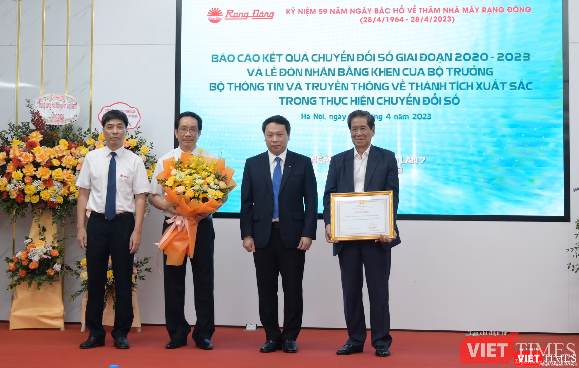 Bí thư Đảng uỷ, Tổng Giám đốc Nguyễn Đoàn Thăng (ngoài cùng bên phải) và hai Phó Tổng Giám đốc Nguyễn Đoàn Kết và Trần Trung Tưởng (ngoài cùng bên trái) nhận bằng khen của Bộ trưởng Bộ Thông tin và Truyền thông từ tay Thứ trưởng Nguyễn Huy Dũng.