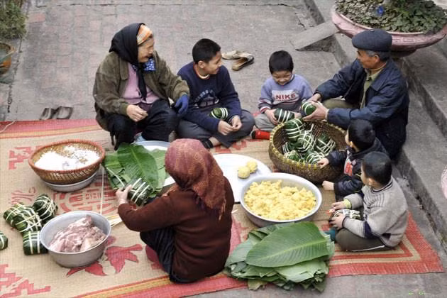 Phong tục gói bánh chưng ngày Tết. Phong tục gói bánh chưng ngày Tết.
