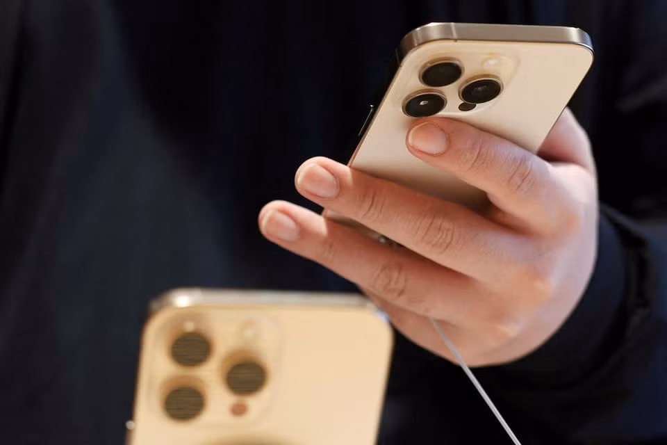 Mua iPhone 16 - Reuters.jpg