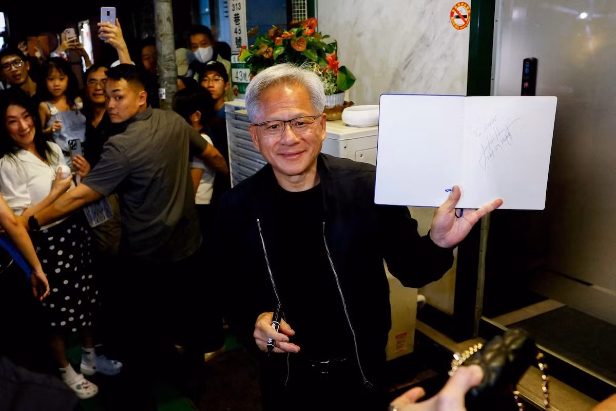 Ông Jensen Huang giao lưu với giới truyền thông và những người ủng hộ bên ngoài một nhà hàng ở Đài Bắc, Đài Loan (Trung Quốc) ngày 16 tháng 5 năm 2025. Ảnh: Reuters