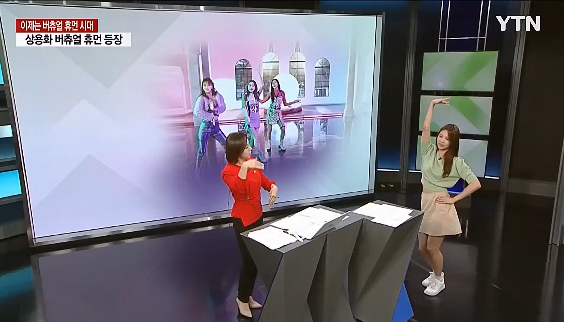 Jane (áo xanh) hướng dẫn vũ đạo cho MC