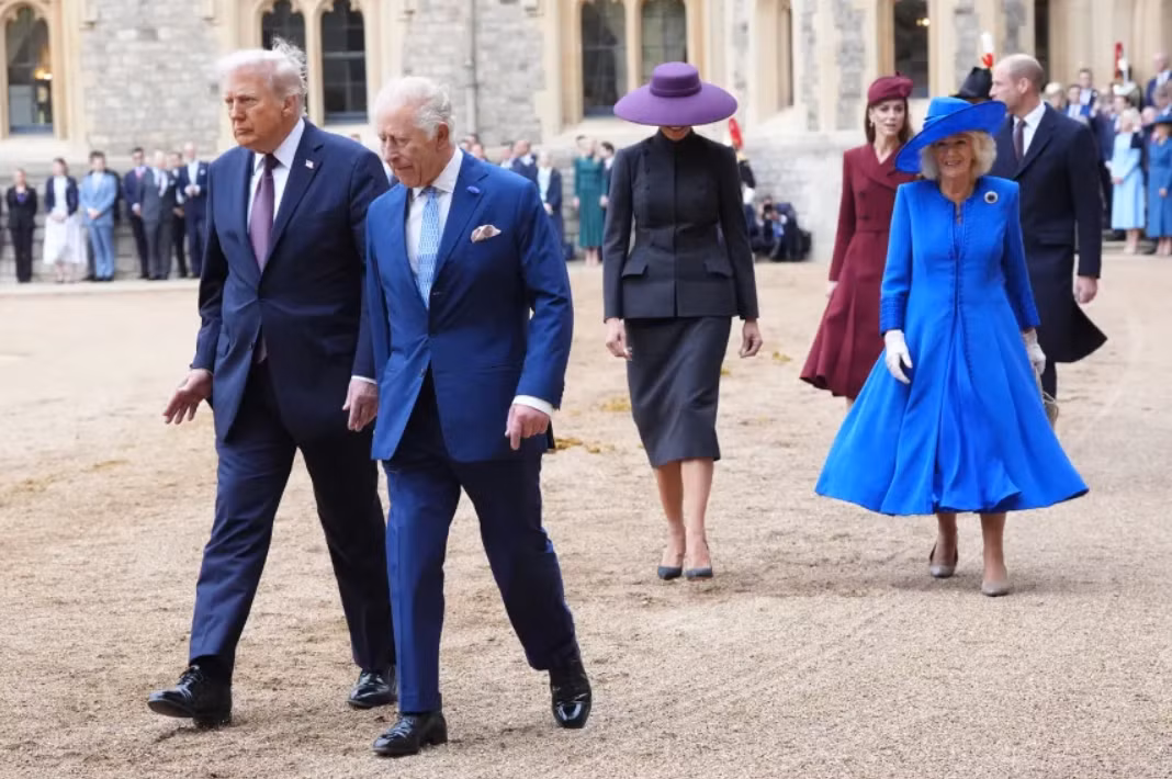 Từ đừng nhìn tôi đến váy vàng lộng lẫy Hai thái cực phong cách của bà Melania Trump 2.png
