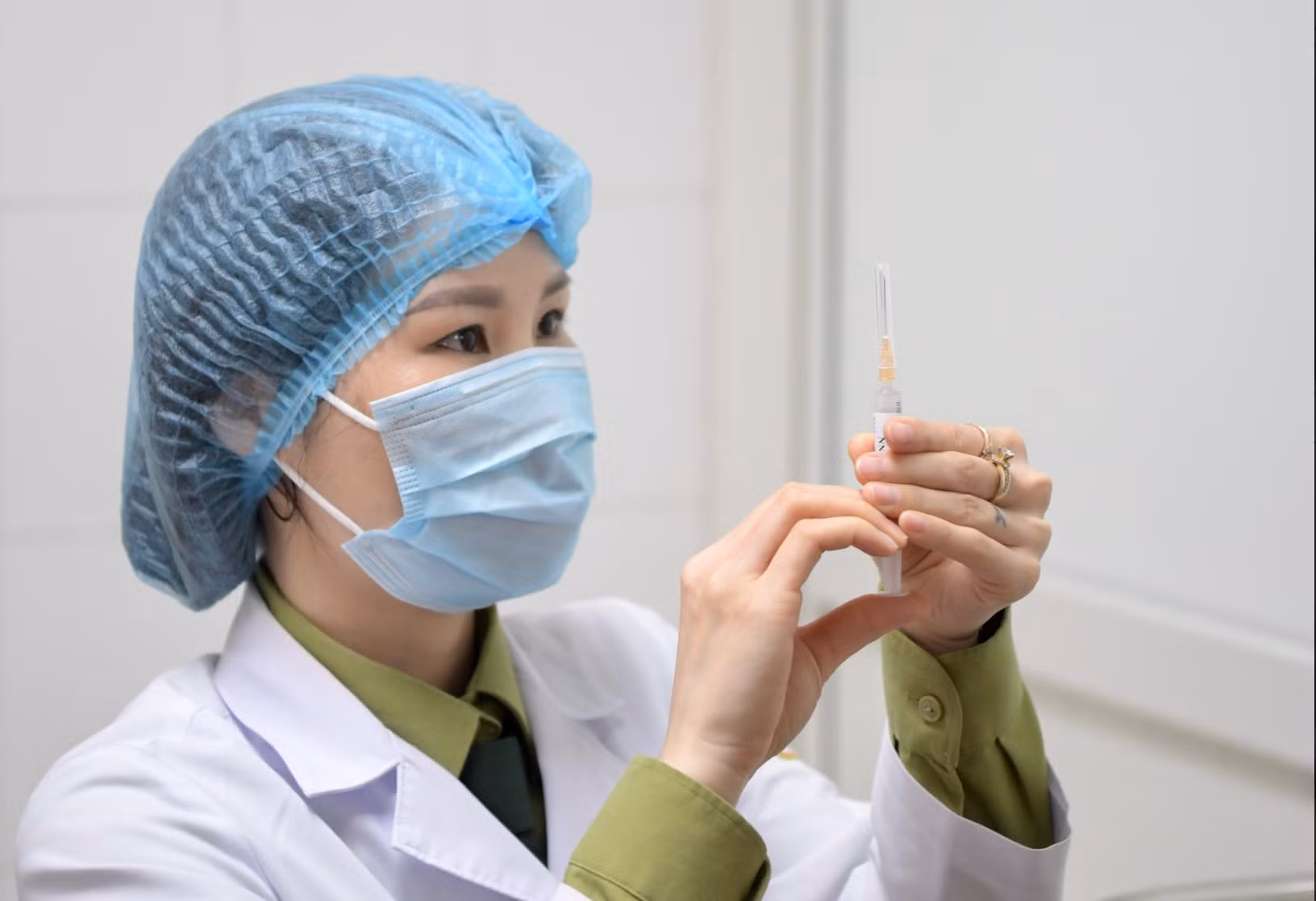 Nhân viên y tế chuẩn bị tiêm thử nghiệm vaccine phòng COVID-19 (Ảnh - Hoàng Anh)