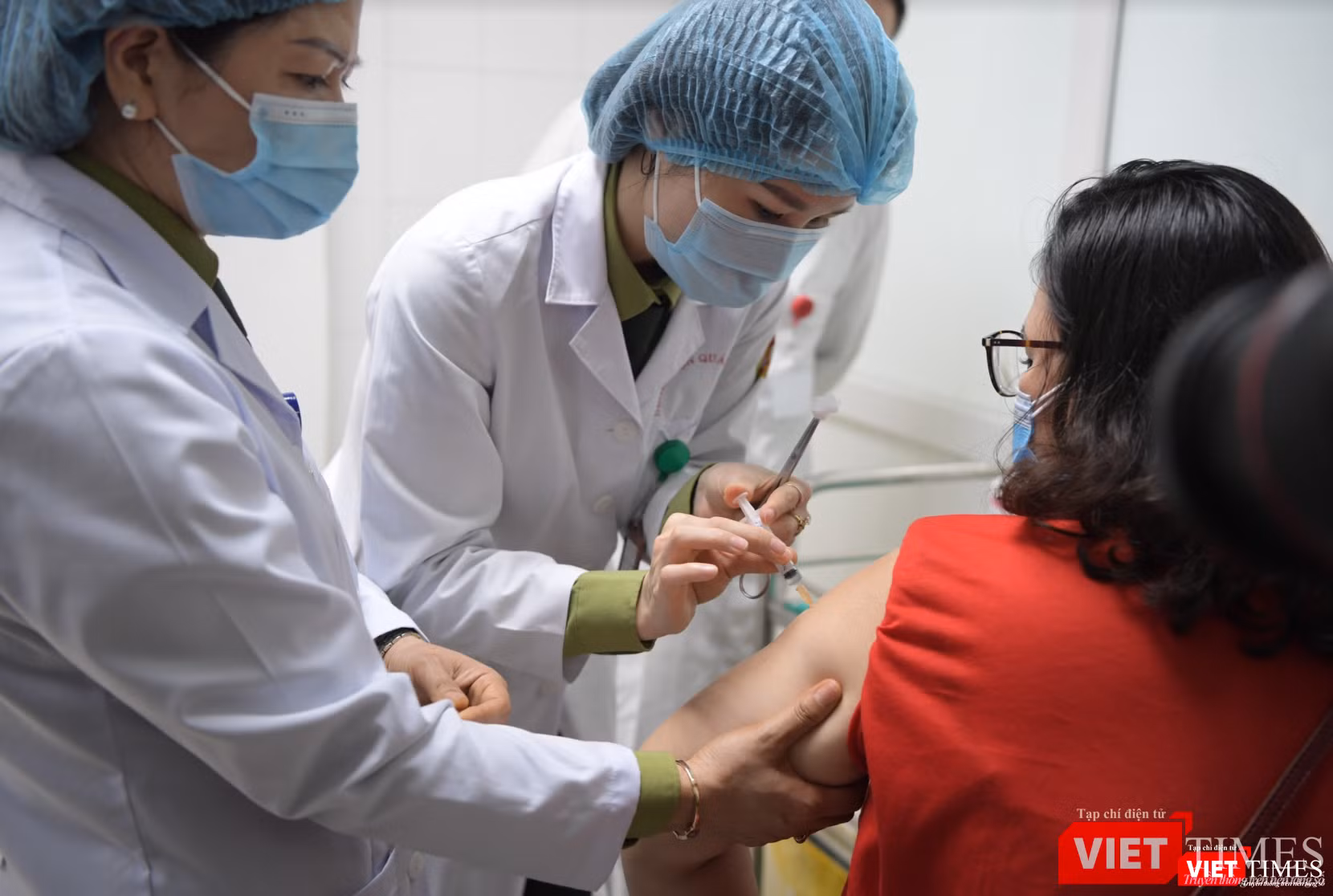 Tình nguyện viên được tiêm vaccine phòng COVID-19 (Ảnh - Minh Thuý)