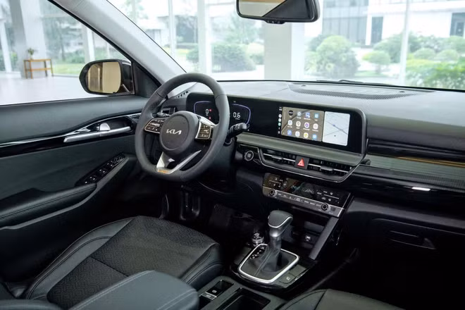 Kia Seltos có lợi thế nhờ trang bị tính năng đề nổ từ xa và điều hoà 2 vùng độc lập.