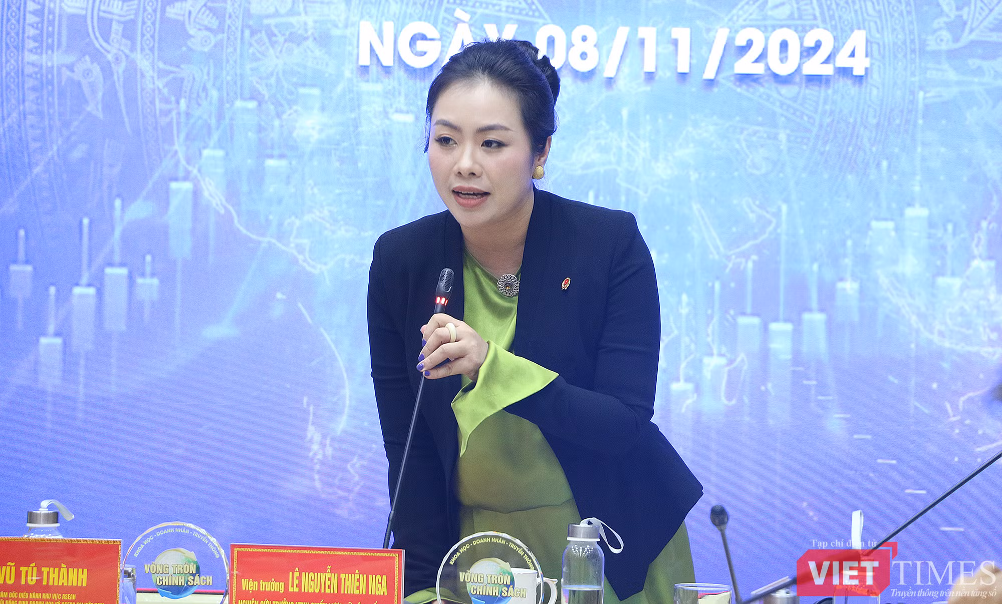 Bà Lê Nguyễn Thiên Nga, Viện trưởng Viện Quản trị chính sách và Chiến lược phát triển phát biểu đề dẫn tại Hội thảo