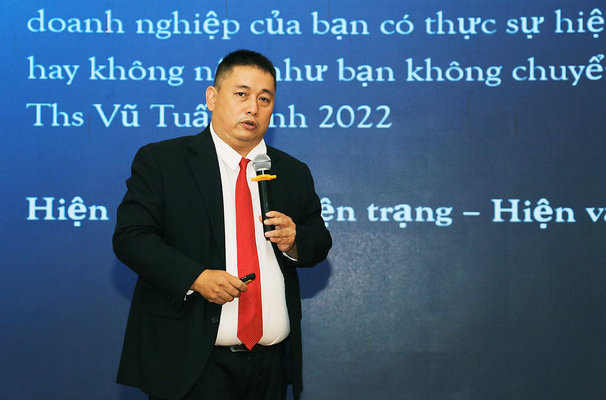ông Vũ Tuấn Anh - Phó Giám đốc công ty DrSME trình bày tham luận về chuyển đổi số tại doanh nghiệp (ảnh Đăng Khoa) ông Vũ Tuấn Anh - Phó Giám đốc công ty DrSME trình bày tham luận về chuyển đổi số tại doanh nghiệp (ảnh Đăng Khoa)