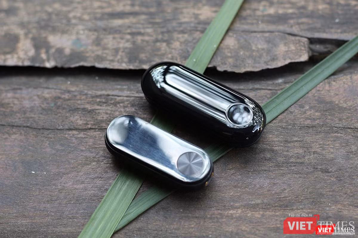 Có thể thấy kích thước của Mi Band 3 lớn hơn nhiều so với Mi Band 2. Đây là sự thay đổi thứ 4 mà Xiaomi đã thực hiện với Mi Band 3. Với kích thước lớn, những người có cổ tay nhỏ đeo vòng tay này sẽ không đẹp Có thể thấy kích thước của Mi Band 3 lớn hơn nhiều so với Mi Band 2. Đây là sự thay đổi thứ 4 mà Xiaomi đã thực hiện với Mi Band 3. Với kích thước lớn, những người có cổ tay nhỏ đeo vòng tay này sẽ không đẹp