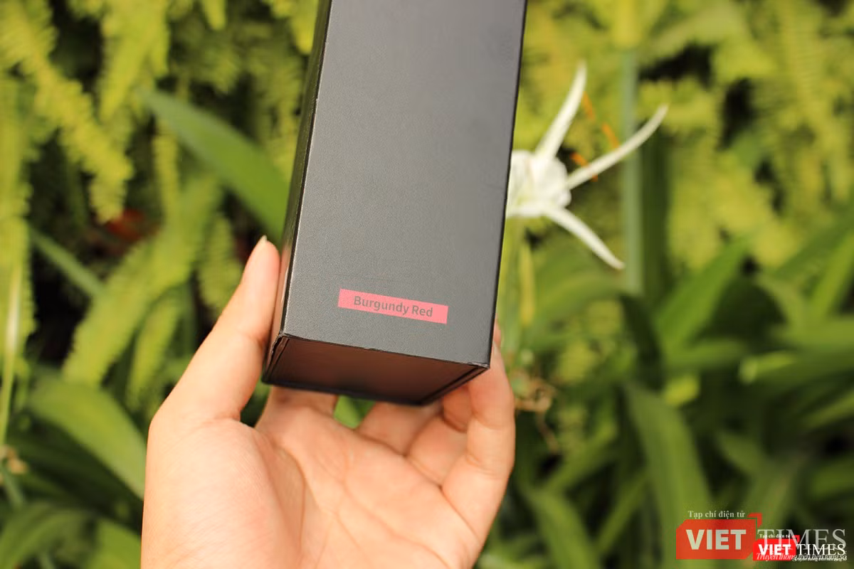 Cạnh hộp cho ta biết đây phiên bản Galaxy S9 Plus màu đỏ tía, hay nhiều người còn gọi là màu đỏ booc-đô (Burgundy Red) Cạnh hộp cho ta biết đây phiên bản Galaxy S9 Plus màu đỏ tía, hay nhiều người còn gọi là màu đỏ booc-đô (Burgundy Red)