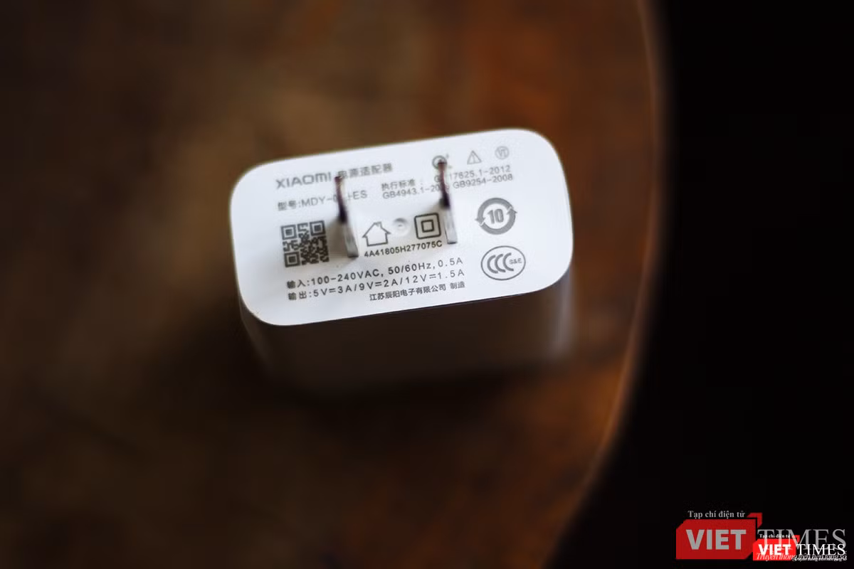 Củ sạc Mi 8 có chức năng sạc nhanh nhé các bạn. Sạc đầy Mi 8 trong khoảng 70 phút.