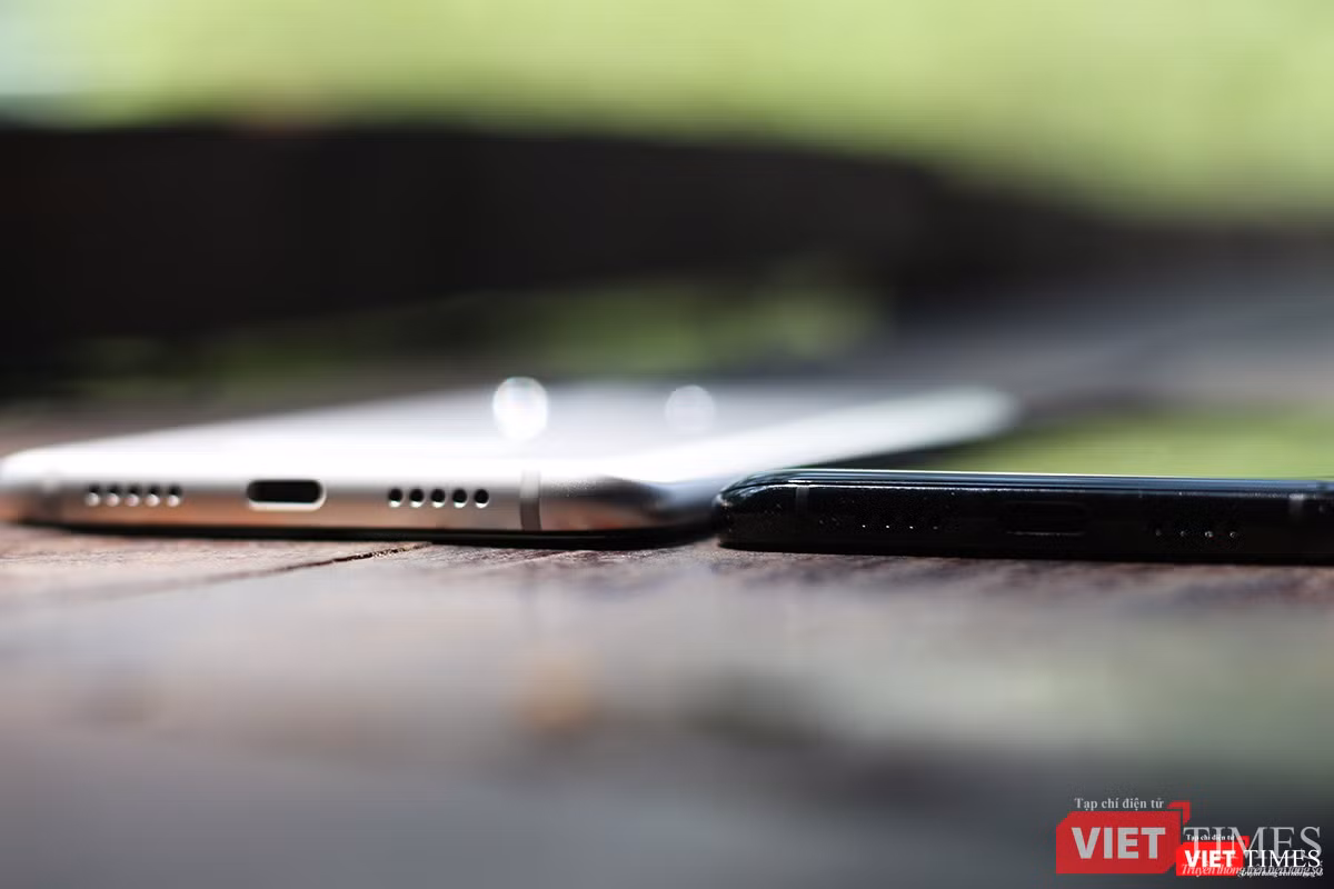 Có thể thấy độ dày của Mi 8 và Mi 6 là "người tám lạng, kẻ nửa cân"