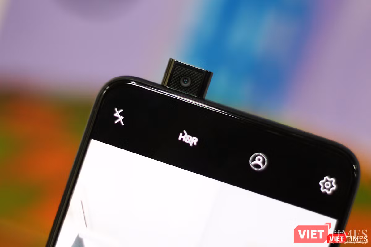 Phần độc đáo nhất của Vivo Nex A chính là camera "thò thụt". Khi người dùng chụp ảnh selfie, camera trước được đẩy lên. Khi không chụp nữa, camera này lại tụt xuống dưới nằm gọn trong thân máy. Toàn bộ quá trình trồi lên hay thụt xuống chỉ mất một giây, có thể coi là "nhanh như chảo chớp". Camera selfie này có độ phân giải 8 megapixel, nhưng quan trọng hơn là có chế độ làm đẹp cho bạn những tấm ảnh da mịn như da em bé.