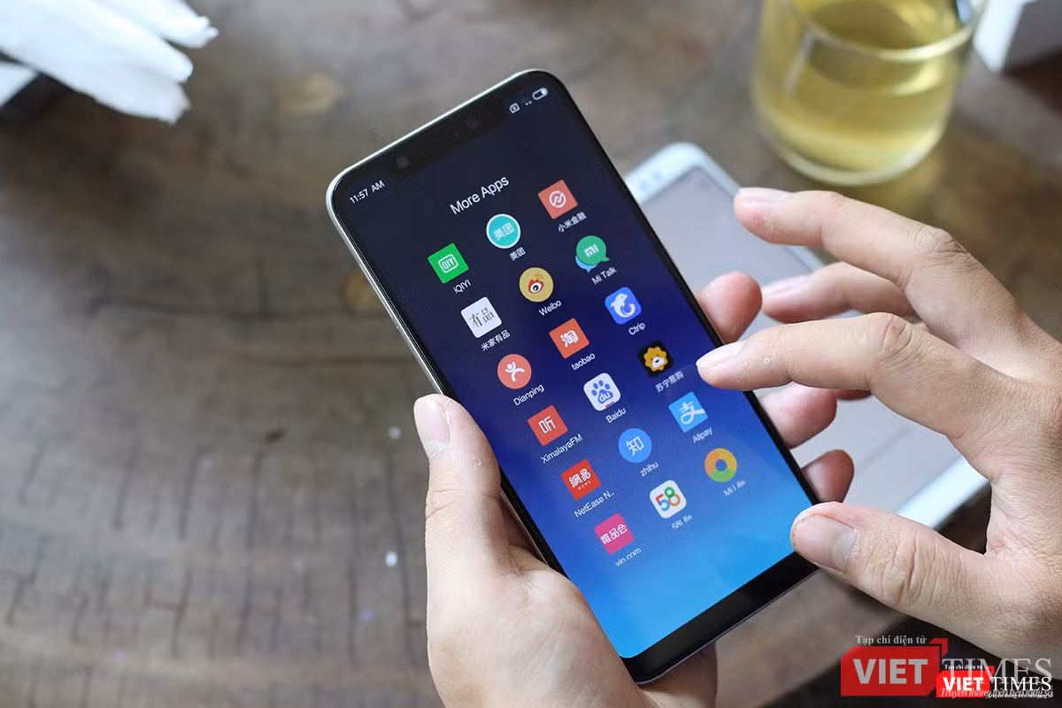 Chiếc máy mà chúng tôi mở hộp vẫn dùng ROM gốc, chưa có tiếng Việt. Mi 8 vẫn mang giao diện MiUI 9.5, chưa được cập nhật lên MiUI 10 mới nhất