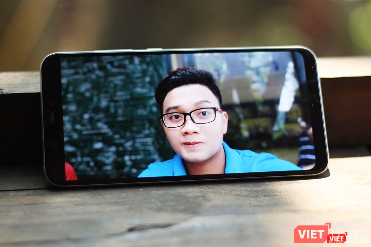 Còn đây là ảnh chụp từ camera trước. Không hổ danh với số điểm ảnh "20 chấm" (20 MP), camera trước chụp rất sắc nét, đặc biệt các đối tượng ở phía sau hiện mờ mờ kiểu xóa phông. Có lẽ nhà sản xuất Trung Quốc đã nhận biết được sở thích của người dùng là chụp ảnh "seo phi", nên bây giờ không chỉ Oppo mới là "chuyên gia seo phi" mà Xiaomi cũng bá đạo không kém