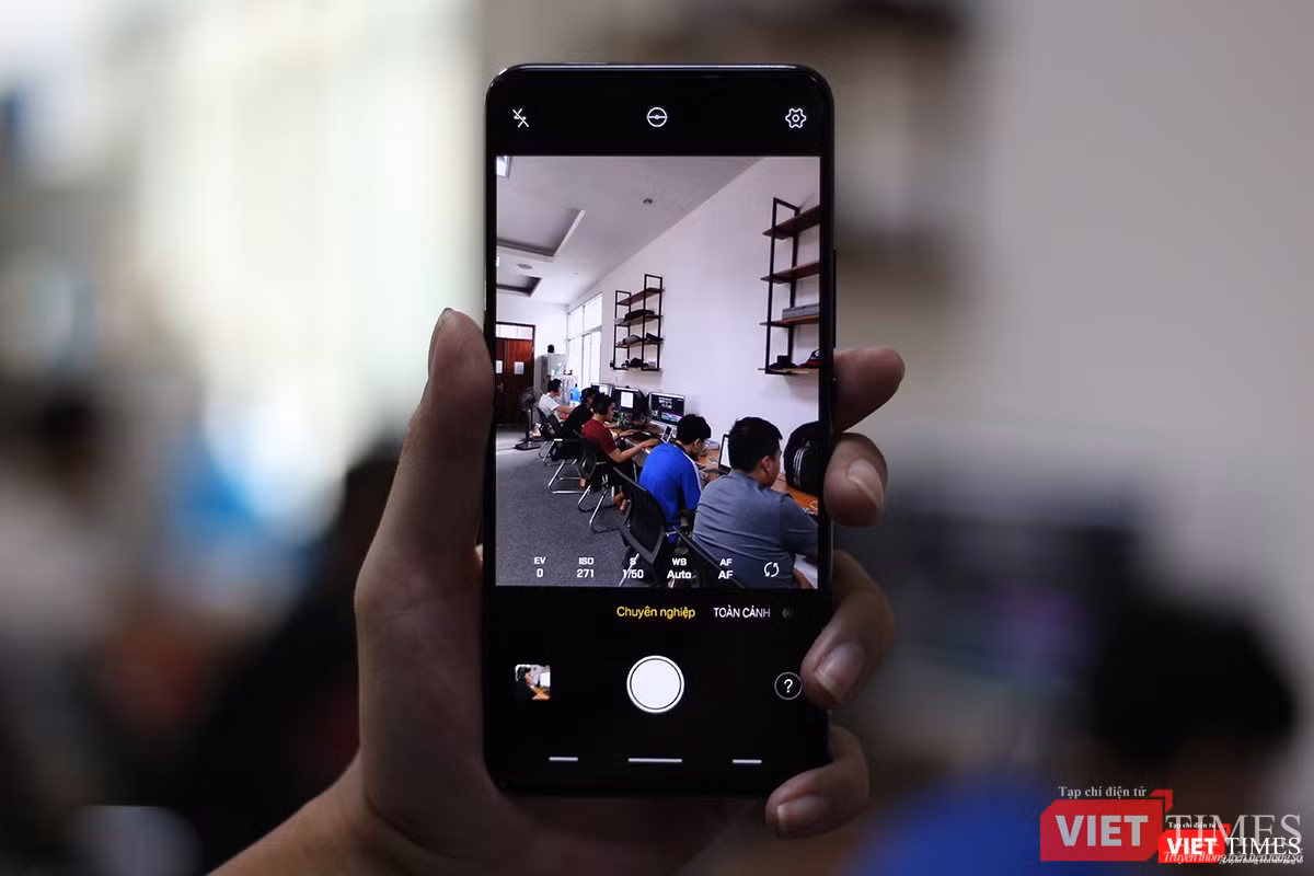 Camera kép phía sau có độ phân giải là 12 MP và 5 MP, có các chế độ chụp xóa phông, chụp panorama và chụp chuyên nghiệp.