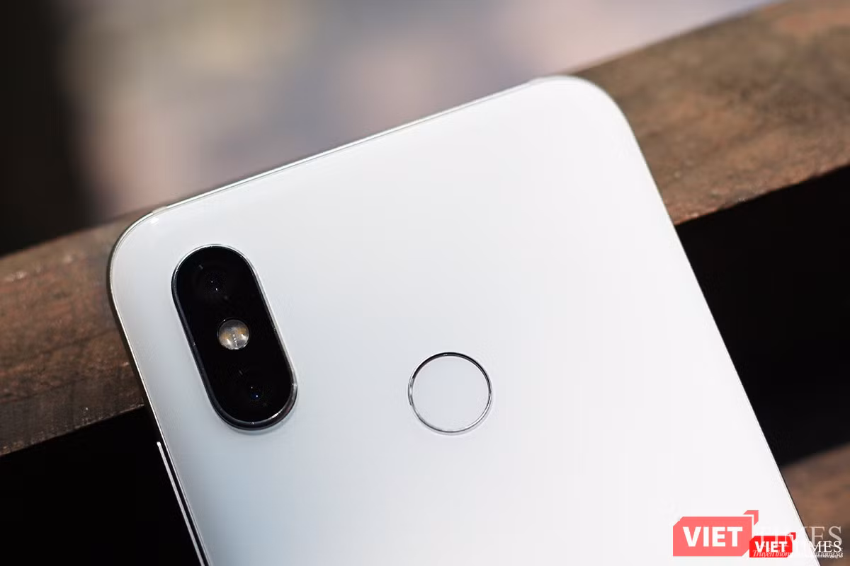 Đây là mặt sau của Mi 8. Trình độ sao chép của Xiaomi đã đạt gần đến mức thượng thừa khi camera kép cũng được đặt theo chiều dọc giống iPhone X. Chỉ có điều iPhone X không có cảm biến vân tay hình tròn như trên Mi 8.