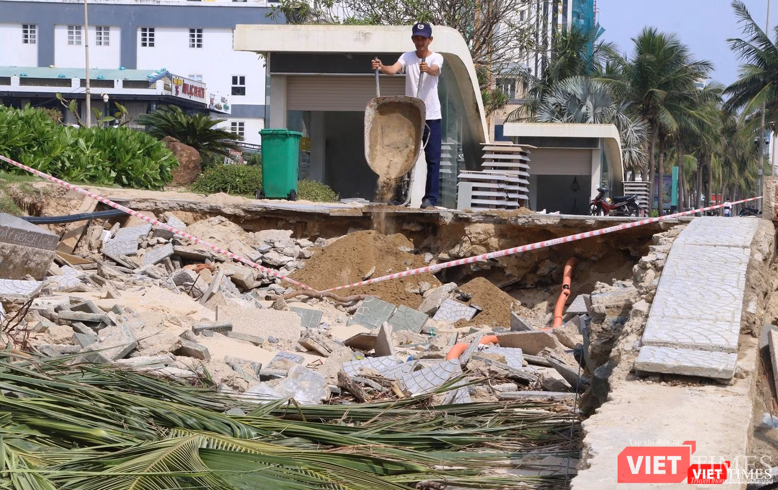 Công nhân nỗ lực khắc phục, dăng giây cảnh cáo nguy hiểm