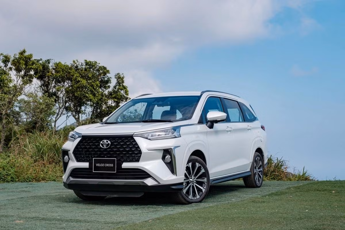 Giống như Hyundai Creta, mẫu MPV cỡ nhỏ Toyota Veloz Cross cũng nhanh chóng được chuyển sang lắp ráp trong nước với kỳ vọng có thể gia tăng tính cạnh tranh trong phân khúc. Tuy nhiên, đà bán tốt của Mitsubishi Xpander khiến đại diện Toyota gần như không có cơ hội đua tranh sòng phẳng. Sau 6 tháng, Toyota Veloz Cross ghi nhận doanh số 2.767 xe, vẫn là MPV cỡ nhỏ bán tốt thứ nhì tại Việt Nam. Toyota Veloz Cross có 2 phiên bản, giá bán lần lượt 638 triệu và 660 triệu đồng.