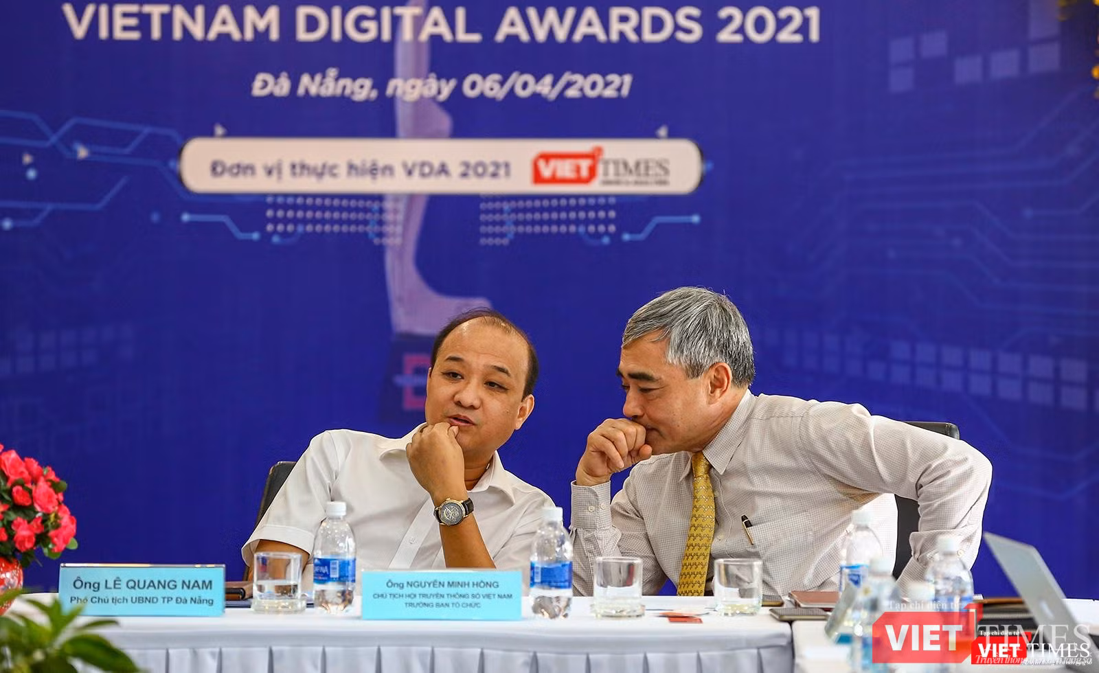 Ông Nguyễn Minh Hồng - Chủ tịch Hội truyền thông số (bìa phải), thảo luận cùng Phó Chủ tịch UBND TP Đà Nẵng Lê Quang Nam