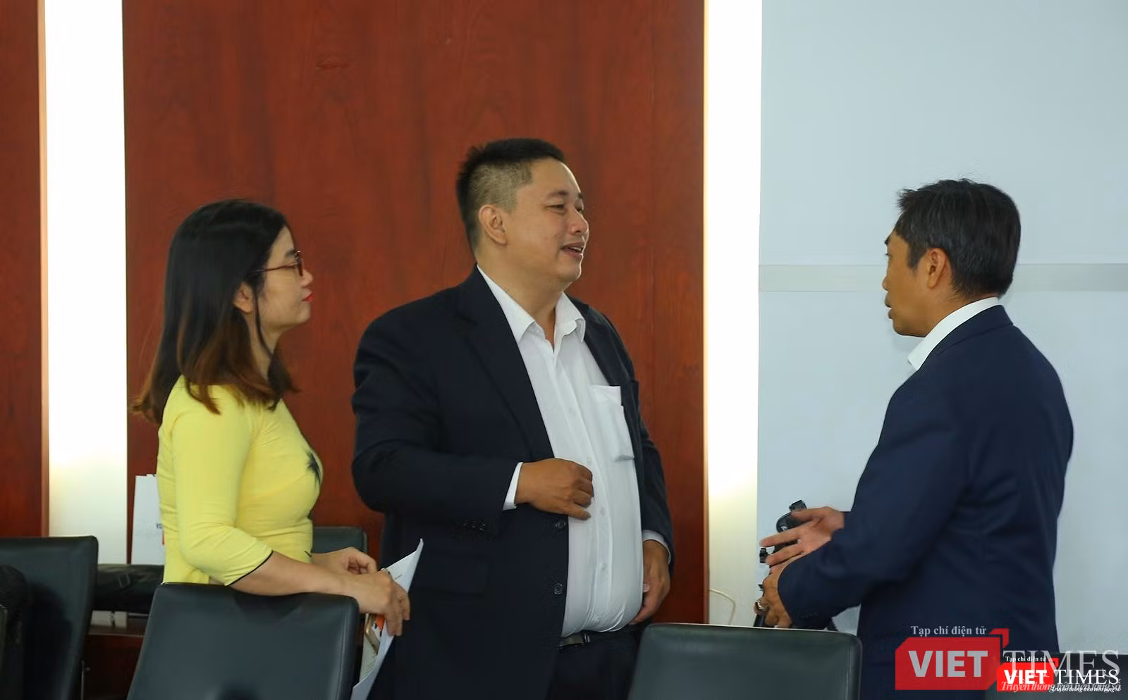 Đại diện các doanh nghiệp trao đổi, chia sẻ kinh nghiệm về chuyển đổi số bên lề buổi họp báo
