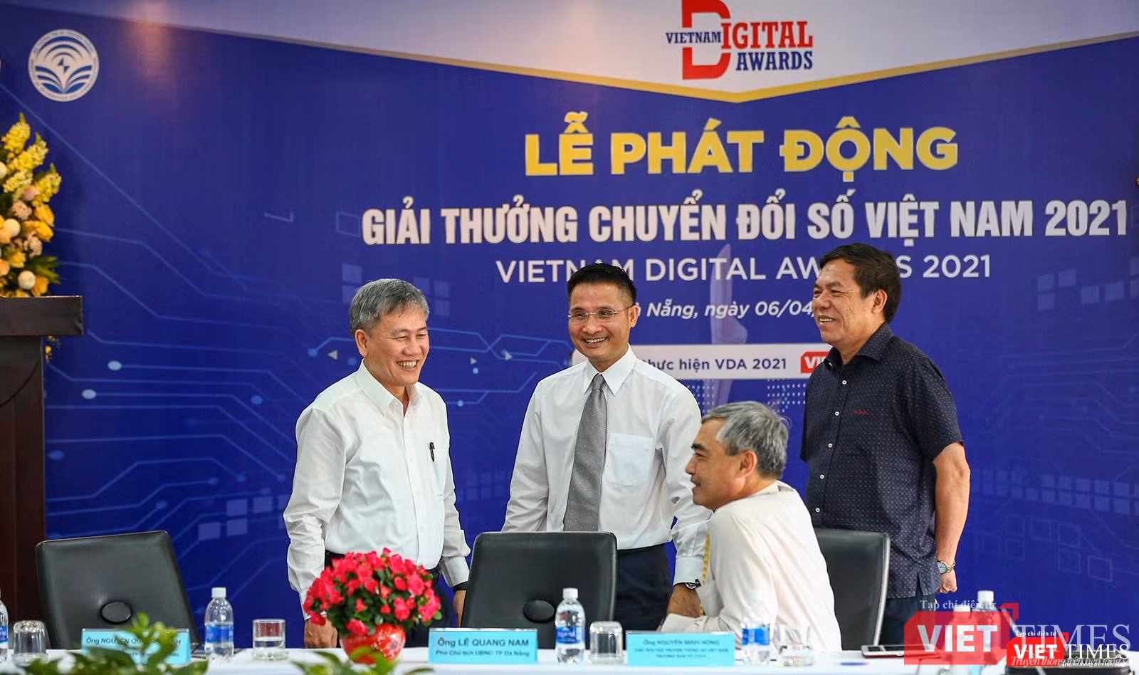 Đại diện Ban tổ chức và lãnh đạo Sở TT&amp;TT TP Đà Nẵng trao đổi bên lề họp báo