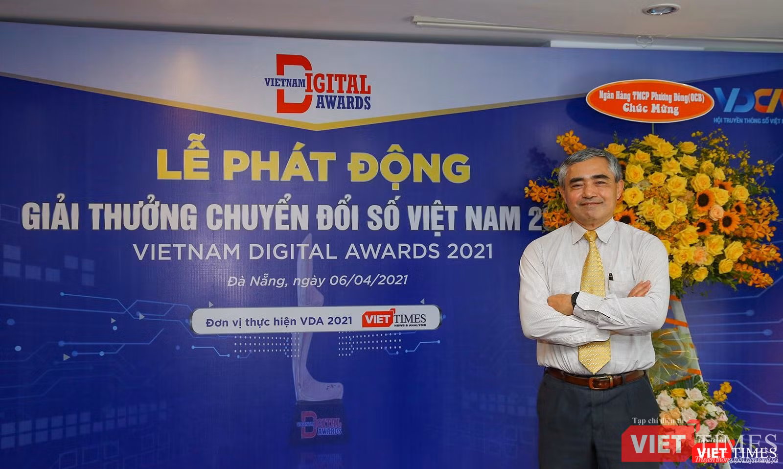 Ông Nguyễn Minh Hồng - Chủ tịch Hội truyền thông số, Trưởng Ban tổ chức Giải thưởng Chuyển đổi số Việt Nam năm 2021 chụp ảnh lưu niệm tại Họp báo