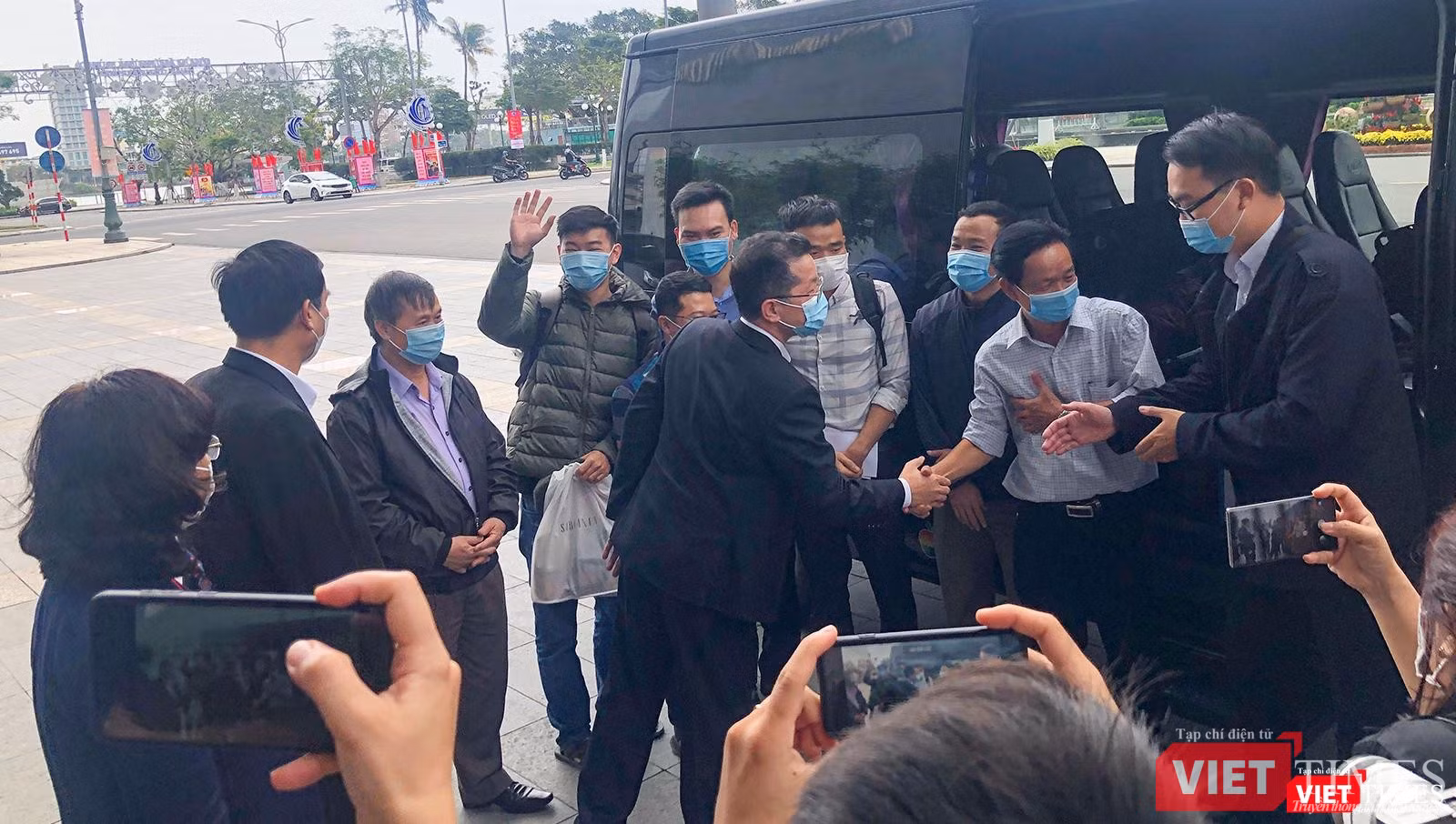 Bí thư Thành uỷ Đà Nẵng ra tận xe tiễn đoàn bác sĩ Bí thư Thành uỷ Đà Nẵng ra tận xe tiễn đoàn bác sĩ