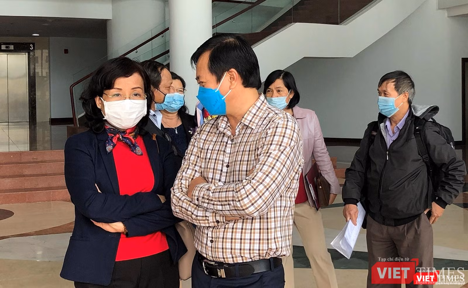 Giám đốc Sở Y tế Đà Nẵng và Giám đốc CDC Đà Nẵng trao đổi trước giờ đoàn bác sĩ lên đường Giám đốc Sở Y tế Đà Nẵng và Giám đốc CDC Đà Nẵng trao đổi trước giờ đoàn bác sĩ lên đường