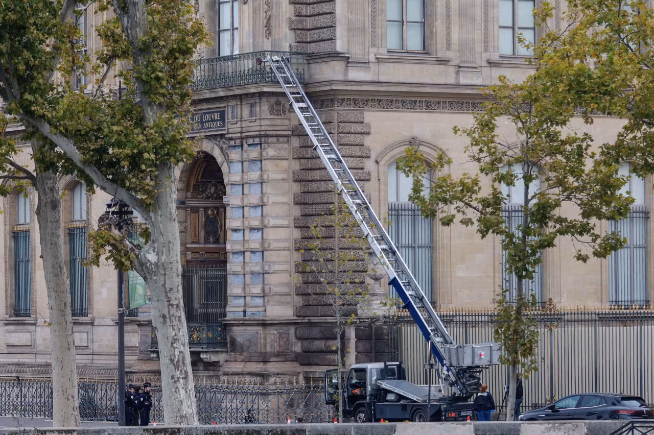 Bí ẩn chợ đen tỷ đô Trang sức bị trộm ở Louvre có thể rơi vào mạng lưới buôn lậu toàn cầu 3.png