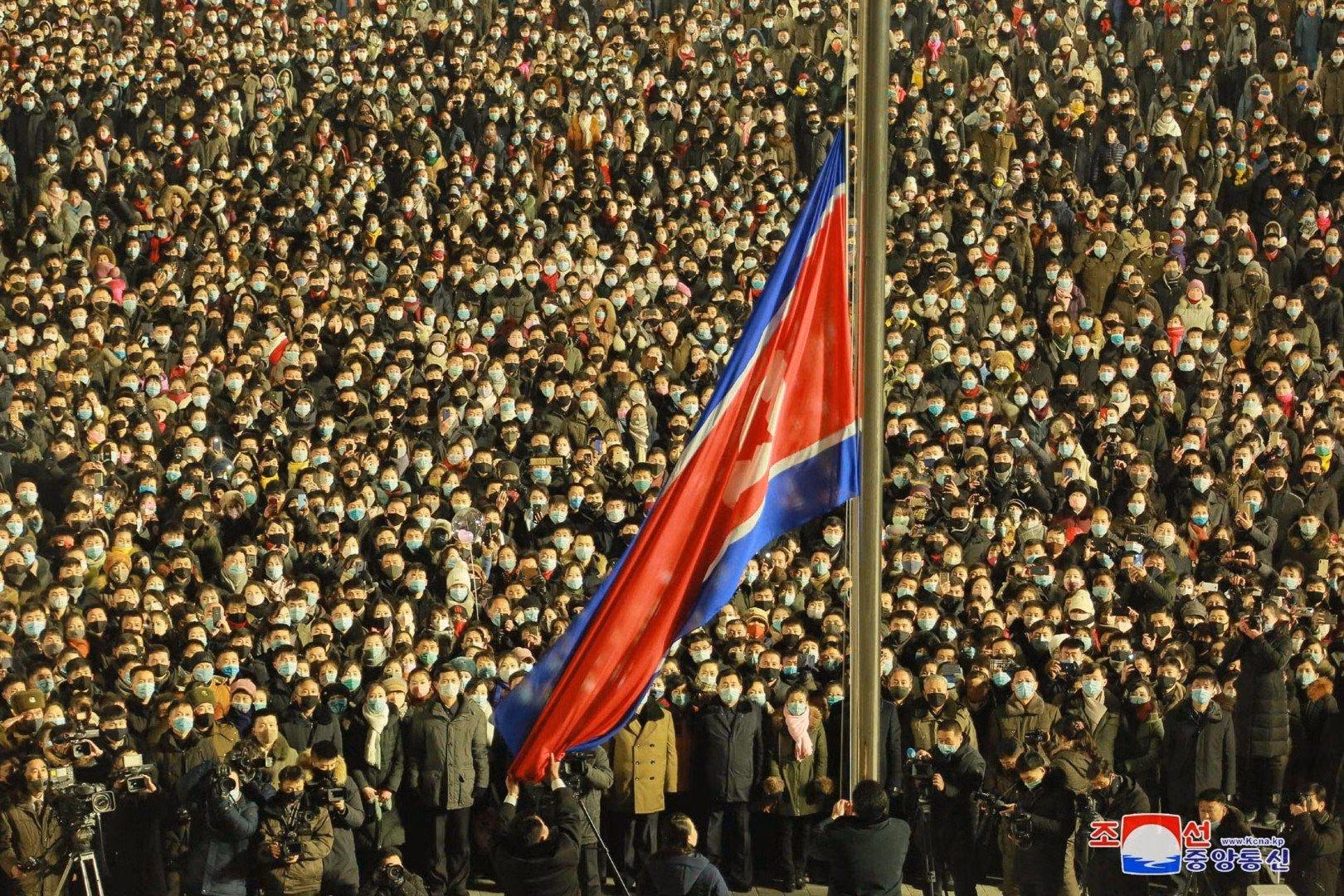 Lễ kéo quốc kỳ được thực hiện tại Quảng trường Kim Il Sung ở Bình Nhưỡng vào lúc nửa đêm để đón năm mới (ảnh: KCNA) Lễ kéo quốc kỳ được thực hiện tại Quảng trường Kim Il Sung ở Bình Nhưỡng vào lúc nửa đêm để đón năm mới (ảnh: KCNA)