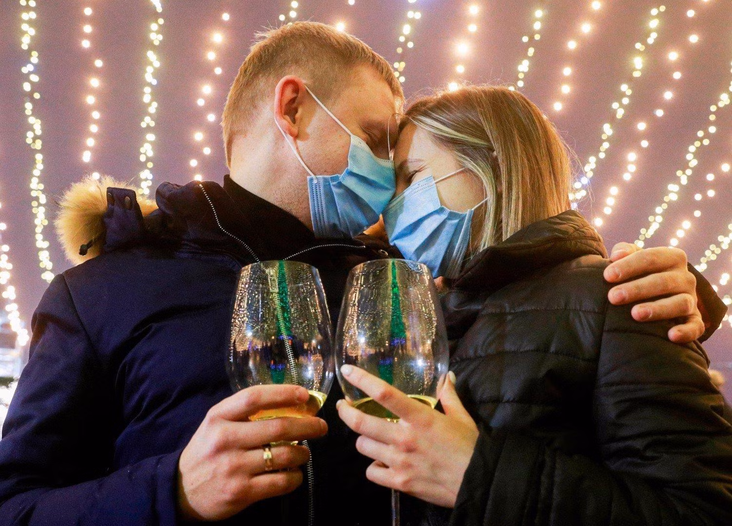 Một cặp đôi ôm hôn trong lễ mừng năm mới ở Ukraine (ảnh: Reuters) Một cặp đôi ôm hôn trong lễ mừng năm mới ở Ukraine (ảnh: Reuters)