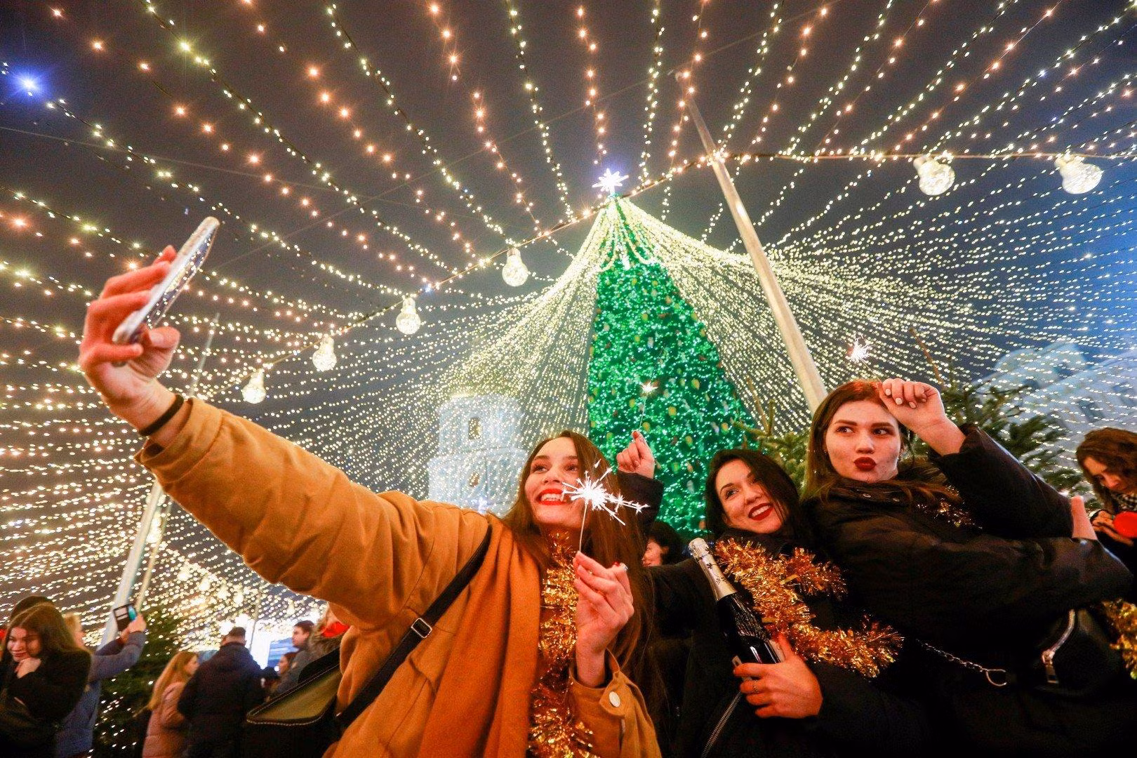 Các cô gái chụp selfie trong lễ đón Giao thừa ở Kiev, Ukraine (ảnh: Reuters) Các cô gái chụp selfie trong lễ đón Giao thừa ở Kiev, Ukraine (ảnh: Reuters)
