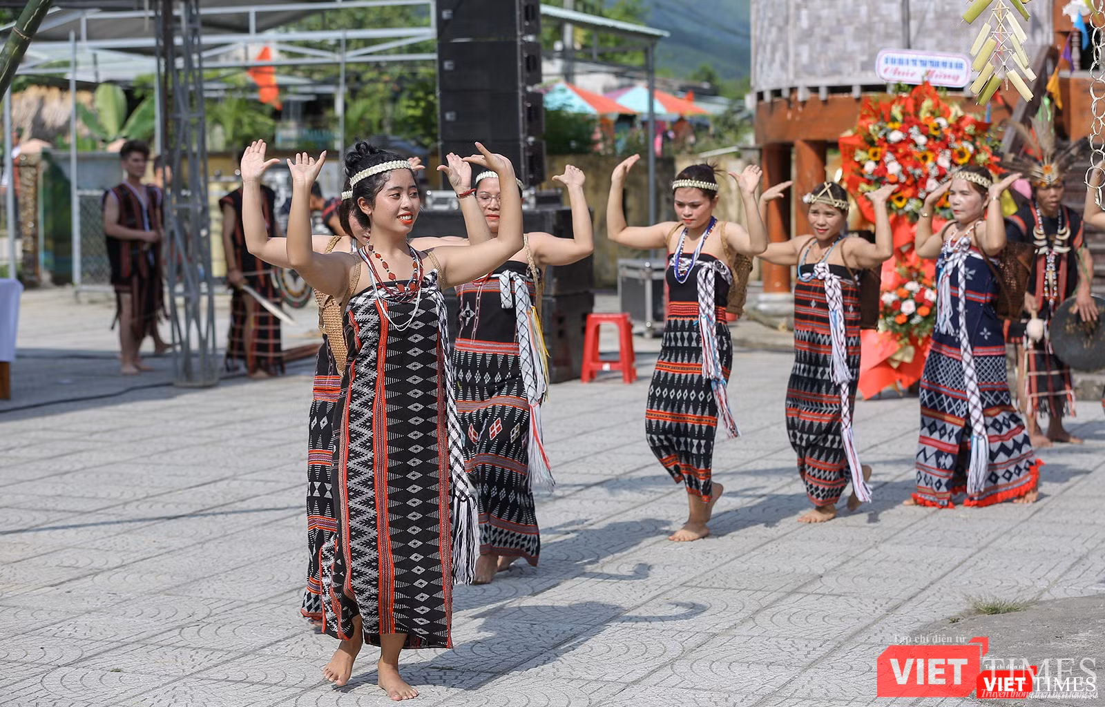 Thiếu nữ Cơ Tu trong điệu múa Tung tung da dá