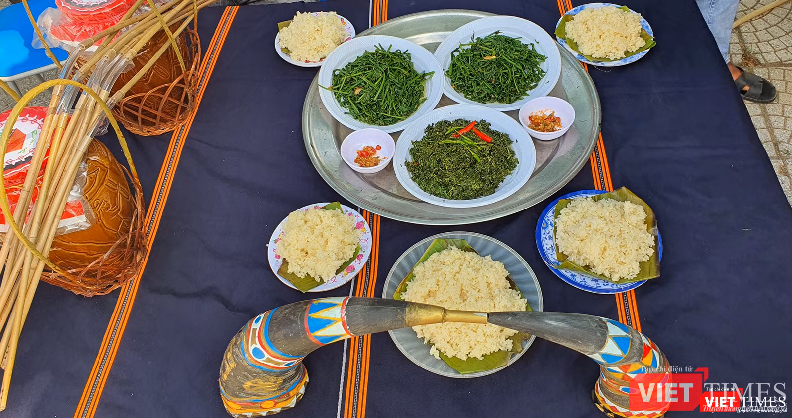 Mâm cơm truyền thống cùng rượu cần