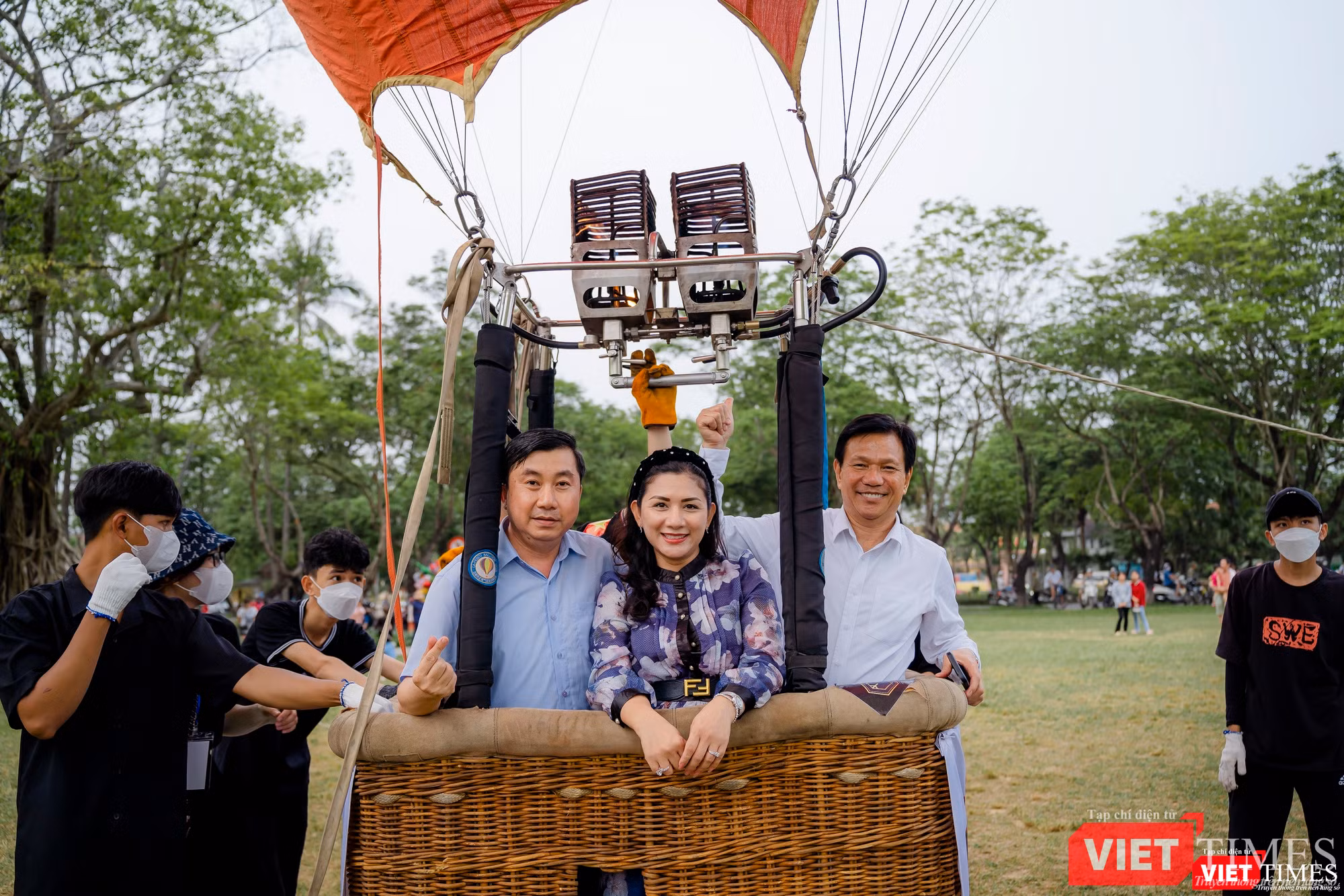 Du khách hứng thú check-in với khinh khí cầu