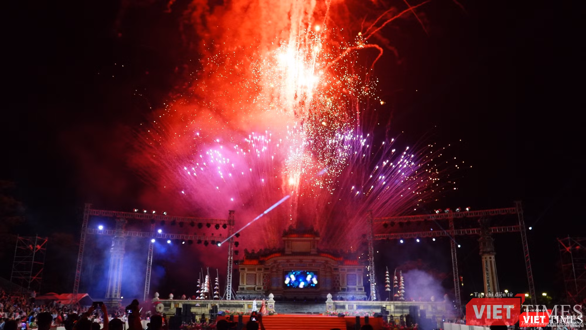 Đêm khai mạc Festival Nghề truyền thống Huế 2023 kết thúc bằng màn pháo hoa rực rỡ