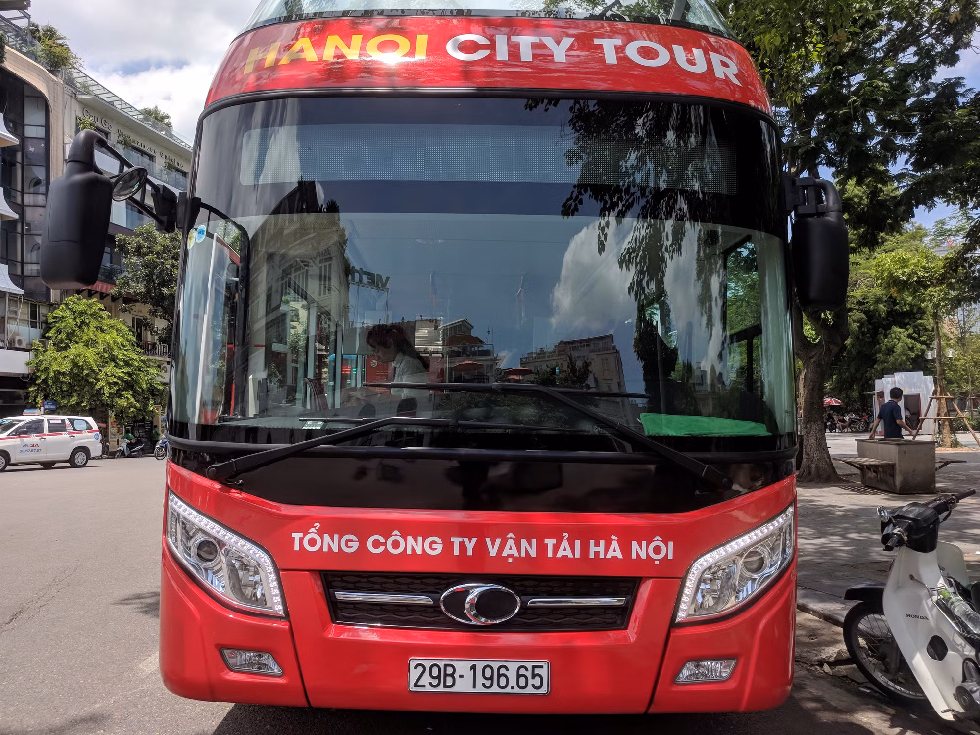 Xe có khoang hành khách rộng rãi, sức chứa khoảng 80 người. Xe có khoang hành khách rộng rãi, sức chứa khoảng 80 người.